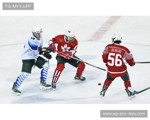 “新都垒球赛：全力一击，谁能制胜？”