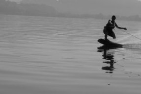 乐鱼官网介绍-“宽板滑水：东三叉湖赛场见证新一代水上运动的崛起”