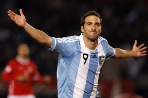 乐鱼体育app-乔治·巴尔：全黑队的“战术引擎”，冷静且果断的判断让球队进攻更具威胁