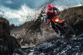 乐鱼体育平台-德甲全场精彩：攻守转换令人目不暇接！，德甲官方用球