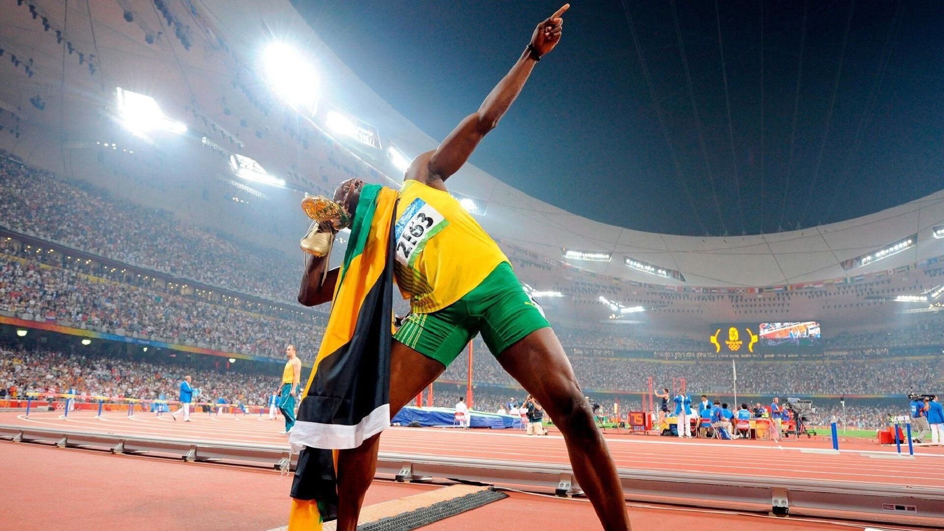 全黑队传球与突破一气呵成，敌方防线被频频突破，全黑队战舞